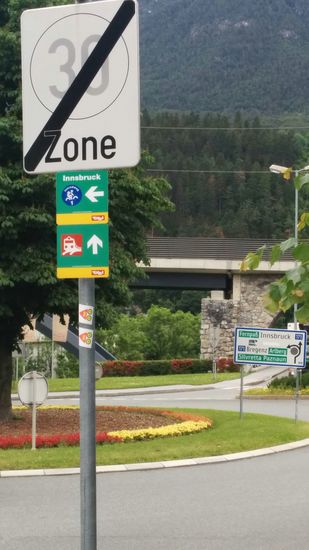Landeck ist erreicht ! Im Hintergrund die Eisenbahnbrücke. Von rechts kommt die Arlberg-Strecke aus Richtung Innsbruck und verläuft linkerhand in Richtung St.Anton am Arlberg, wo wir im Kapitel "Anreise nach Maloja" den Blick aus dem Lok-Führerstand in den Beginn des Arlberg-Tunnels hatten.