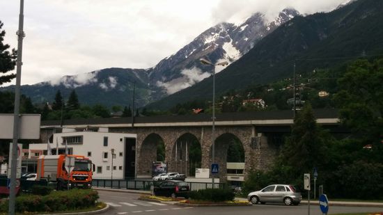 Etwas weiter links die Landecker Eisenbahnbrücke als Steinbogen-Ausführung.