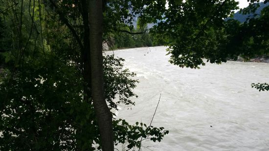 In Landeck mündet hier im Bild von rechts kommend der Gebirgsfluß Sanna in den vom Hintergrund kommenden und linkerhand weiterfließenden Inn.