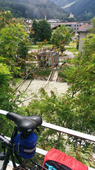 Blick hinunter zur Sanna mit einer geschlossenen Aussichtsplattform über dem Wasser.