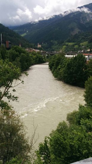 Aus höherer Position nochmals die von rechts in den Inn mündende Sanna.
