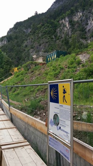 In der oberen Bildmitte gerade noch erkennbar die Ruine Schrofenstein