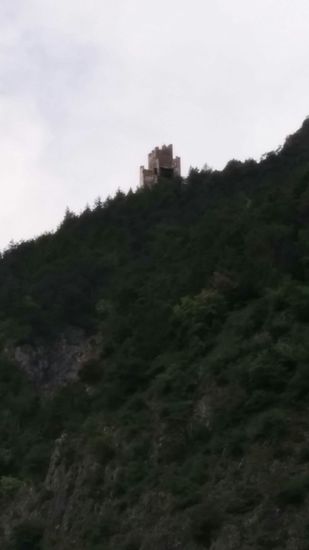 Die Ruine Schrofenstein mit max. Handyzoom