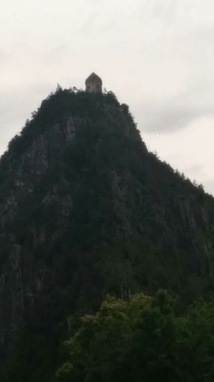 Die Kronburg auf einer 1066 m hohen Felskuppe zwischen Zams und Schönwies.