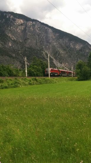Netter Schnapp-Schuß, nachdem sich ein annähernder Zug akustisch bemerkbar machte: Ein "guter Bekannter", der Railjet 160 zur passenden Uhrzeit, auf dessen Führerstand ich vor zwei Tagen als "Lok-Beifahrer" hinter der linken, hier vom Strommasten verdeckten Frontscheibe gesessen bin.