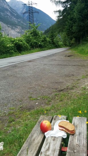 Kurz vor eins nur ein kurzes Stück nach dem Rangier-Roboter Mittagspause mit dem Mitbringsel vom Frühstück in Pfunds. Mittags-Einkehr gibt's bei mir nicht, da ich sonst nur wieder schwer in Gang komme. Übrigens hatte ich kurz vorher einen Fernwanderer überholt, den ich hier nach seiner Route fragte: Er kommt aus Vorarlberg und hat sich zwei Wochen Zeit genommen, um nach Wien zu wandern. Allerdings hat er schon Höhenwege aufgrund der noch zu ausreichend vorhandenen Schneelage gestrichen.