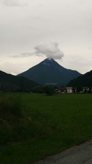 Ein Vulkan gibt Rauchzeichen...