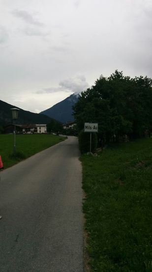 Der "Vulkan" liegt östlich von Mils-Au - seinen Namen konnte ich auch in der Tour-Nachbearbeitung leider nicht in Erfahrung bringen. Ich nenne ihn einfach den "Milser Feuerspeier" 
Nachtrag: 
Ein zufällig erschienenes Bild in der Suchmaschine bzgl. eines weiteren Sachverhalts läßt den mir sicheren Schluß zu, daß es sich um den 2370 m ü. A. (über Adria) hohen Tschirgant handeln muß (von wegen "Milser Feuerspeier