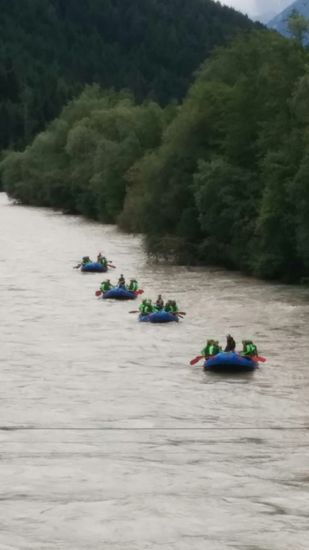 Inzwischen befinden sich die Inn-Rafter schon kurz vor meiner Brücke und wer sie mit Geschrei unten durch passieren sehen will, der kann den folgenden youtube-Link anklicken und mein kurzes Video dazu betrachten:
Wildwasser-Rafting bei Imst-Pitztal
Natürlich ist zu bemerken, daß der hochwasserführende Inn hier nicht gerade besonders wild ist, aber besser als nichts.