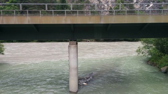 ... und wechselt seine klare grünliche Farbe ins hochwassergrau des oft besungenen "grünen Inns".