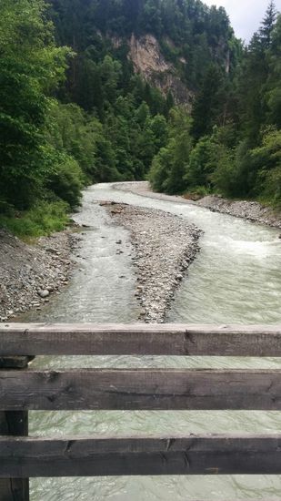 Ein Gebirgsbach strebt vom Hintergrund in Richtung Inn...