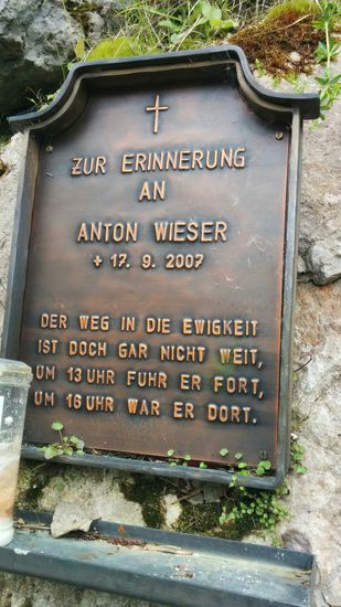 ... ein kurzes Gedenken an eine unbekannte Person neben den Blümchen...