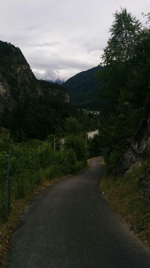 ... und runter geht's - aber nicht mit Schuss - sondern mit angezogenen Handbremsen, sonst hätte es mich am unteren Ende mit Sicherheit "zerlegt", da eine Rechtskurve folgte.