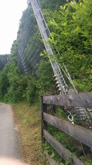 Massive Steinschlag-Schutzgitter geben doch ein gutes Gefühl an Sicherheit.