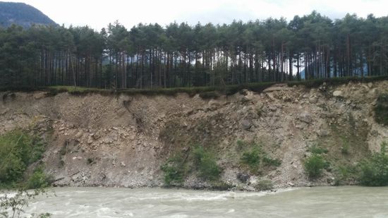 Das wilde Gewässer hinterlässt so manche Spur am Steilhang-Abbruch.