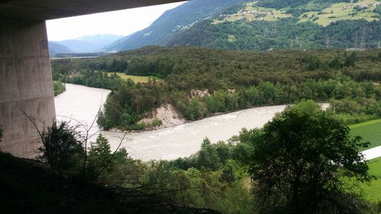 Das Innknie zwischen Roppen und Ötzbruck vom Standort unterhalb der Inntalautobahn A12 aus gesehen. Seit Landeck war leider immer das vordergründige, unangenehme Rauschen des Autobahnverkehrs zu vernehmen - ein akustischer Qualitätsverlust auf dem bisher so allgemein angenehm einwirkenden Tourverlauf !