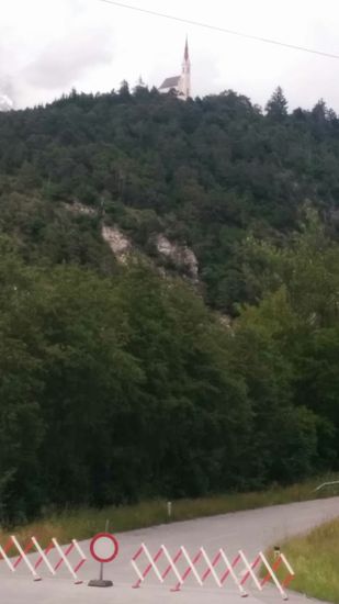 Die weithin sichtbare Kirche Mariahilf / Locherboden bei Mötz. Da ich sowieso nicht dorthin hochtreten wollte, war die Straßensperre für mich nicht relevant, so daß ich rechterhand abbog.