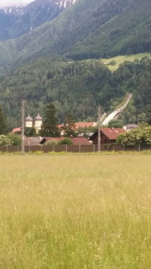 Südlich der Arlbergbahn erscheint der Ort Stams mit dem dazugehörigen Stift Stams, einem Zisterzienserkloster, das 1273 gegründet wurde.
In Stams befindet sich auch das überaus bekannte Schigymnasium, die Kaderschmiede für Österreichs Ski- und Snowboard-Asse von morgen. Nicht zu vergessen sind Austrias "Skisprung-Adler", von denen u.a. der große Toni Innauer aus dem österreichischen Skisprungwunderteam der 70er Jahre dort seine sportliche Ausbildung erhielt.