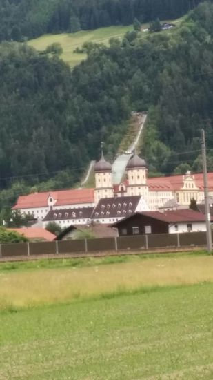 Aus dieser Perspektive gesehen: Wer als erster zwischen den Doppeltürmen des Stifts hindurchspringt, bekommt einen Sonderpreis