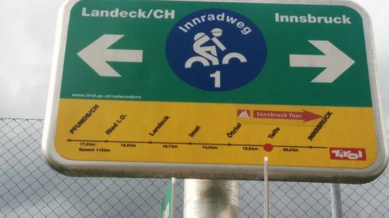 Inzwischen bei Telfs angekommen: 29,3 km bis Innsbruck und lt. Foto-Zeit 16:34 Uhr. Da ich Innsbruck nur am Inn entlang ohne Aufenthalt durchradeln möchte, ist dies eine gute Zeitlage, um noch einige km Fahrstrecke darüberhinaus abzuleisten.