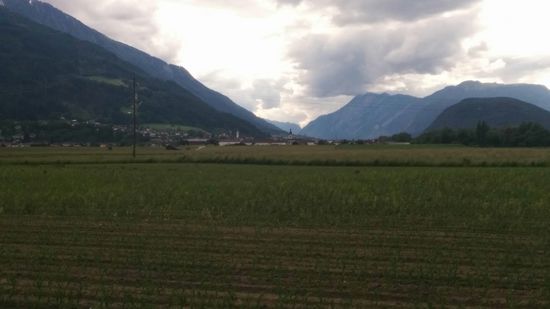 Ganz im Hintergrund in Bildmitte sieht man ein nach rechts steil abfallendes Bergmassiv - dahinter liegt Innsbruck.