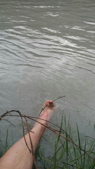 In der Nähe vom "Krippendorf" Inzing am Zirler Berg ist das Innufer trotz des Hochwassers sehr gut und auch GEFAHRLOS zugänglich, um die geplagten Füße etwas abzufrischen.