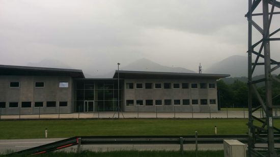 Kurz vor Innsbruck sieht man in Richtung Süden nur noch tiefst regenverhangene Bergrücken und kurz darauf am Radweg direkt an der A12 entlang nötigte auch schließlich mich ein merklicher zunehmender Regenschauer meine Regenkleidung anzulegen. Ab Innsbruck gab es aber vorerst wieder Regenpause.