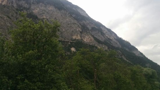 In Bildmitte macht sich eine Schutzgalerie der Karwendelbahn von Innsbruck über Seefeld, Scharnitz und Mittenwald nach Garmisch-Partenkirchen bemerkbar.