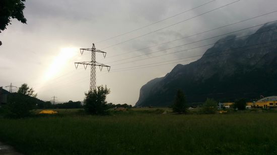 Blick zurück nicht weit von der Startbahn des Innsbrucker Flughafens entfernt mit kleinem Lichtblick neben dem Strommasten.
