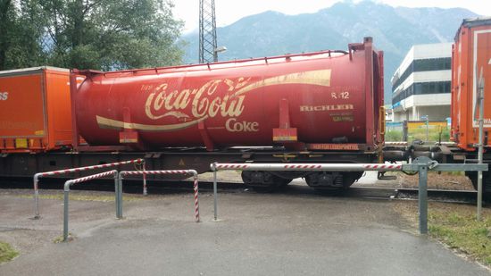 Kleine Schleichwerbung für eine stark zuckerhaltige Brause-Limonade an einem Rangiergleis zwischen Innsbruck und Hall in Tirol. Dieser Güterzug hat mich einige Zeit gekostet, da er aufgrund der Rangierfahrt sehr langsam fuhr und auch mittels zeitweiligen Stillstands diesen Übergang blockierte.