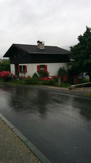 Staubfreie Luft infolge himmlischen Wassers kurz vor dem Start am Seiteneingang meines Hotels spiegelt ein Nachbarhaus auf der Ortsstraße ab.
