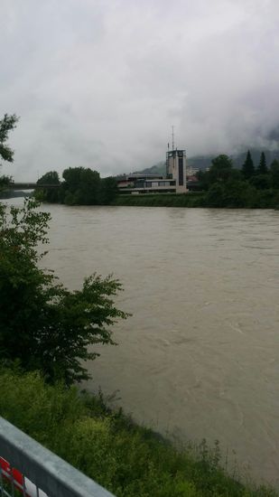 Da die Berghänge des Unterinntals so gut wie komplett wolkenverhangen waren, ich aber diesen Fahrtag trotzdem nicht ins Wasser fallen lassen wollte, gibt es für längere Zeit nur triste Bilder. Hier auf der Höhe von Schwaz sieht man z.B. als "auflockerndes Highlight" schräg gegenüber mit dem Turm die Gebäudlichkeiten der Feuerwache Schwaz, die (für Insider) im letzten Jahr von der Freiwilligen Feuerwehr Feldolling, für die ich tätig bin, im Rahmen des Feuerwehrausflugs besichtigt und bestaunt wurde.