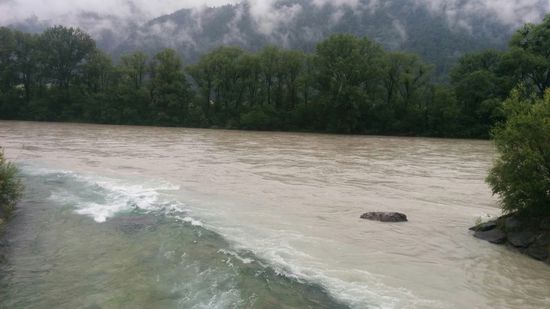 Könnte bei Jenbach gewesen sein (bei Regenwetter pflege ich keine Notizen zu tätigen) als sich mal wieder ein klares Nebengewässer mit dem hochwasser-vertrübten "grünen Inn" vermischt, der Inn aber locker seine schmutzige Oberhand durchsetzt.