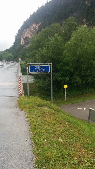 Bei Strass am Eingang zum Zillertal strömt von rechter Seite die namensgebende Ziller zum nicht mehr weit entfernten Inn.