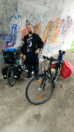 Darf ich vorstellen: Loic, zu deutsch von "Ludwig" abstammend, mit dem ich kurz in einer Straßenunterführung südlich von Kufstein ins Gespräch kam, als er gerade eine kurze Regenpause einlegte. Er stammt aus der Bretagne und ich kann ihn ohne Übertreibung als weltenbummelnden Hardcore-Radler beschreiben, da er in unserem kurzen, auf englisch gehaltenen Gespräch, folgenden weiteren Tourverlauf verlauten ließ:
Salzburg, Wien (und fleißig weiter) bis nicht weniger als Neuseeland. Nein, ich hab mich nicht vertippt: NEUSEELAND - also keine im Vergleich relative Kindergarten-Tour, wie bei mir am Inn entlang, sondern mal ganz geschmeidig um die halbe Erdkugel, wofür er sich eine persönliche Auszeit von zwei Jahren vom heimischen Alltagstrott genehmigt hat. Und so nebenbei ist er früher auch schon mal zum Nordkap als "Vorspeise" hochgeradelt. Allerdings wird er nach dem langen Landweg nicht drumrum kommen, die letzte Etappe per Schiff oder Flugzeug zurückzulegen:
Hauptsache Neuseeland...