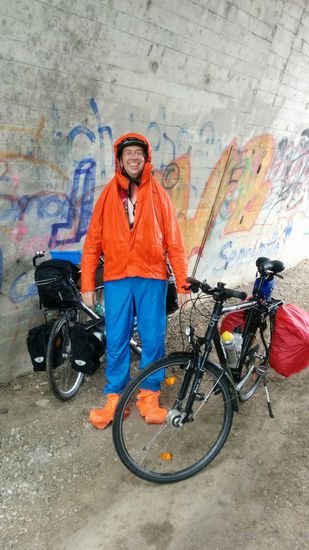 War für mich natürlich eine große Ehre von Loic, dem Hardcore-Weitradler in meiner Regenkluft abgelichtet zu werden - auf meiner "Bonsai-Ferntour mit Kindergarten-Charakter" 