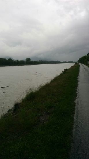 Mal ganz abgesehen vom seit Hall in Tirol bestehenden Dauerregen:
Wie sehr statisch und phlegmatisch liegt doch der Inn in seinem weiten, für die immer wieder folgenden Kraftwerke aufgestauten und künstlich eingedämmten Flußbett. Nichts mehr zu sehen von seiner schweizerischen Kindheit und Jugend, von seiner Dynamik in den Schluchten des Unterengadins und Tirols - ein Schatten dessen. Er mag einem fast leid tun, der größtenteils gebändigte, ehemals wilde Gebirgsfluß, der er in der erweiterten Region meines Wohnortes Feldolling nicht mehr ist. Schön, ihn quicklebendig und wild dahin tosend auf begleitendem Pfade auf dem Rad erlebt zu haben. 
Aber ich will jetzt nicht in Sentimentalität verfallen - die Tour geht ja noch weiter !!!