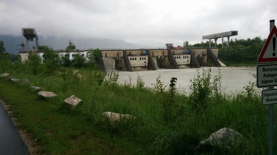 Im Rückblick das Kraftwerk bei Oberaudorf / Niederndorf