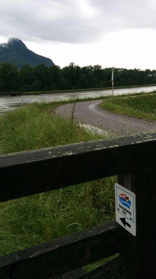 Ungemach kündigt sich an: Gegenüber vom bayerischen Oberaudorf hellt es im Hintergrund auf...