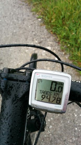 Ja, es war wirklich Ungemach: Da hört es doch unverschämterweise beim obigen Tageskilometerstand zu regnen auf. Bei ca. km-Stand 60 und 80 war schon mal nur recht dünner Regen, aber es hat geregnet und dann auch wieder mehr. Und da wär's mir egal gewesen, hätte es aufgehört. Aber jetzt kurz vor 100 km Dauerregen an diesem Tag - diese Marke hätte ich gerne mal wieder nach langer Zeit geknackt - Regenende? Ich bin an einer Pfütze auf dem Dammweg stehen geblieben und habe fast schon verzweifelt für ca. eine Minute nach Spuren von feinsten Regentropfen auf der Wasseroberfläche gefahndet. AUS ! ENDE REGEN ! 
Ich habe mich daraufhin weiträumig umgesehen, auch zum bayrischen Flußufer hin, ob gerade andere Radler oder Spaziergänger in Hörweite waren und da negativ, eine laute Mißfallensäußerung von mir gegeben. Allerdings hab ich mich umgehend dafür beim Schleußenwärter im Himmel entschuldigt !