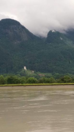 In Bildmitte bei Flintsbach am Fuße des Großen Madron (942 m) liegt auf 536 m Höhe die Burgruine Unter-Falkenstein, in der rechten oberen Bildhälfte leuchten die hellen Gebäudlichkeiten des Berggasthofs Petersberg, sowie der Petersberg Kirche auf 847 m Höhe des Petersbergs (auch Kleiner Madron genannt) herüber.