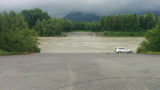 Rechterhand des Bildes bin ich inzwischen auf der Verbindungsbrücke zwischen Nußdorf und Brannenburg auf die Westseite des Inns gewechselt. Die beiderseits breiten Zufahrtswege zum Inn stammen noch aus Zeiten des Brannenburger Gebirgspionierbataillons. Hier und rechterhand flußaufwärts südlich der Brücke im Standortübungsplatz "Nußdorfer Au" wurden damals zum Üben Boote und Schwimmpanzer zu Wasser gebracht. Kann mich noch gut erinnern, wie ich als kleiner Junge bei einem Tag der offenen Tür eine Runde in der Aussichtsluke eines Schwimmpanzers im Inn drehen durfte. Während meiner Grundwehrdienstzeit war ich dann als Fernmelder ca. 1 km rechterhand von hier auf der gegenüberliegenden Seite damit beschäftigt, Feldkabel zu verlegen bzw. hauptsächlich kabellosen Sprechfunk zu tätigen - vor inzwischen über 30 Jahren anno 1985 / 1986.
Nun aber wieder zurück in die Gegenwart der Innradtour vom Juni 2016 !
Hier waren es ca. 5 km seit Einsetzen der unleidigen Regenpause, allerdings kurz nachdem es linkerhand wieder am Damm entlang weiterging, setzte wieder Regen ein, wenn auch abwechselnd mit einigen Pausen. Das hätte dann auch nicht mehr sein müssen...
