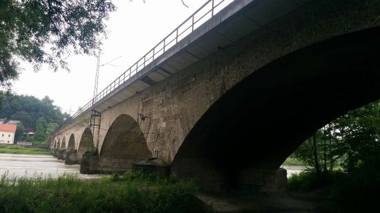 Inzwischen befinde ich mich auf Rosenheimer Stadtgebiet unter der Eisenbahnbrücke der Strecke nach Salzburg. der Streckenast nach Kufstein / Innsbruck biegt schon etwas vorher nach Süden ab und verläuft westlich des Inns.
