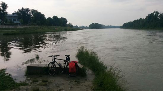 Spätestens hier an der Mündung der Mangfall von links in den von rechts nach oben fließenden Inn war ja die schon im Vorwort erwähnte Entscheidung zu treffen, die Tour nahtlos fortzusetzen oder zu unterbrechen und die ca. 25 km mangfallaufwärts zu meinem Wohnort heimzuradeln, was ich letztlich dann auch tat.