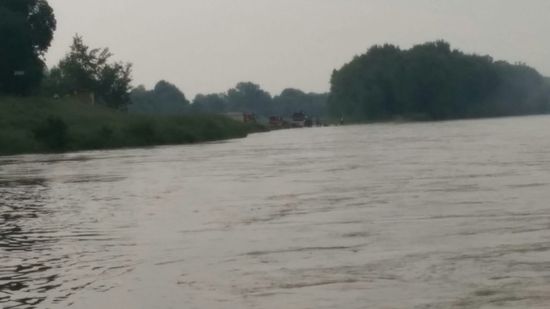 Kurioser Zwischenfall an diesem Tag: Wenn man rechts oben das Bild vergrößert, sieht man in Bildmitte Hintergrund einigermaßen deutlich drei Feuerwehrfahrzeuge. Erst dachte ich, daß diese mit Booten eine Rettungsübung abhalten würden. Als aber kurz darauf auch noch ein Polizeihubschrauber im Tiefflug an mir vorbei innaufwärts vorbeiflog, kamen erste Gedanken an eine ernstere Aktion. Spaziergänger, die sich bei mir an der Mündungsstelle aufhielten, wußten auch nicht weiter Bescheid, erst auf der im vorigen Bild beschriebenen Aussichtsplattform konnte mir jemand Auskunft geben, daß etwas flußaufwärts an einer Zufahrtsstelle zum Innufer ein Polizeiauto bei einem mißglückten Wendemanöver zuerst zu nah und dann in den Inn geraten sei, die beiden Polizeibeamten hätten sich aber vor dem Versinken unter Wasser gerade noch rechtzeitig aus dem Wagen und aus dem Inn, wenn auch mit Unterkühlungen retten können. Einige Tage später war dann in der Zeitung zu lesen, daß das Fahrzeug bei abnehmendem Hochwasser geortet und etwas aufwendig aus dem Inn geborgen werden konnte (da waren schließlich ja noch die Waffen drin - das Fahrzeug natürlich Totalschaden)