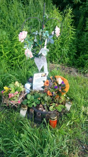 Zwischen Bad Aibling und Kolbermoor eine von zwei privaten Gedenkstätten der schweren Zugkollision vom 9. Februar 2016