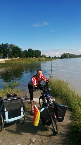 Der Fischer, der mich ablichtete, erzählte, daß er vor vielen Jahren auf der Ostseite des Inns hier rechterhand gegenüber mal in den Inn gestürzt sei und von anderen Anwesenden im letzten Moment aus der unscheinbaren und trügerischen Strömung gerettet werden konnte. Sein guter Ratschlag war, den Inn oder auch sonstige fließende Gewässer zum Baden zu meiden, da es einfach zu gefährlich sei, noch dazu, wenn man selbst die existentielle Erfahrung damit gemacht hat.
