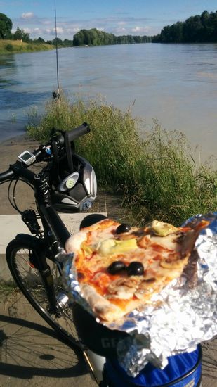 Noch kurz eine halbe kalte Pizza aus der Alufolie von meiner heimischen Nachbarschafts-Pizzeria vom Vortag als erste Pause und weiter geht's mit der Innradtour Großteil 2.