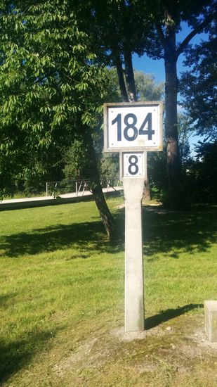 In Nähe der Mündungsstelle eine Flußkilometer-Markierung des Inns. Da die Kilometrierung eines Flusses an der Mündung in einen größeren Fluß beginnt, sind also noch reine 184,8 Flußkilometer ohne Umwege des Radwegs oder sonstige Verfahrer bis zur Mündung in die Donau in Passau zurückzulegen.
