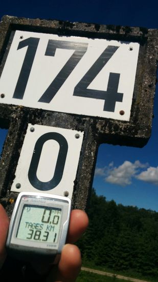 10 km weiter hab ich 110 m zu viel auf dem Tacho, entspricht einer Abweichung von 1,1 % oder 1,1 km auf 100 km Fahrstrecke, wenn die Flußkilometrierung passt.